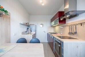 ثلاجة، فرن، غسالة أطباق، ماكينة لصنع القهوة/الشاي