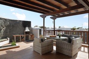 Property grounds - Villa Peaky with Sea & Mountain View, Pool & Sauna (Yazia)