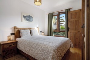 4 slaapkamers, een strijkplank/strijkijzer, gratis wifi, beddengoed