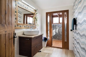 Bathtub, hair dryer, towels - Villa Peaky with Sea & Mountain View, Pool & Sauna (Yazia)