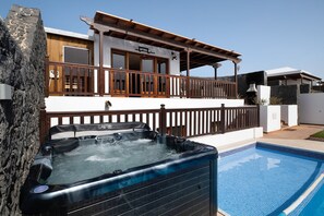 Outdoor spa tub - Villa Peaky with Sea & Mountain View, Pool & Sauna (Yazia)