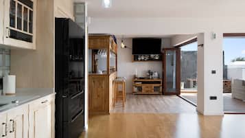 Frigorifero, microonde, forno, piano cottura