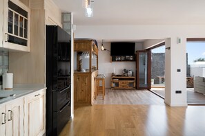 Refrigerador, microondas, horno y parrilla de estufa 