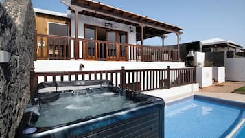 Bañera de hidromasaje exterior