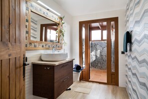 Tina, secadora de cabello, toallas 