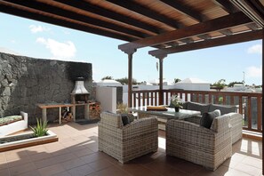 Property grounds - Villa Peaky with Sea & Mountain View, Pool & Sauna (Yazia)