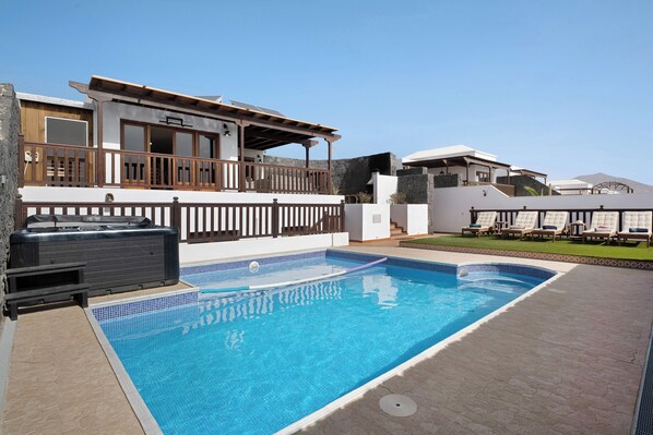 Pool - Villa Peaky with Sea & Mountain View, Pool & Sauna (Yazia)