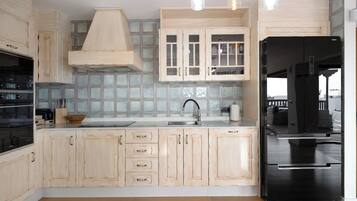 Jääkaappi, mikroaaltouuni, uuni, liesi