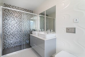Shower, hair dryer, towels