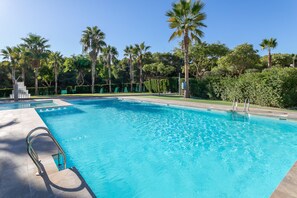 Een binnenzwembad en een verwarmd zwembad