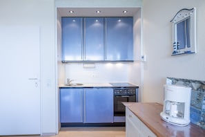Kühlschrank, Ofen, Wasserkocher mit Kaffee-/Teezubehör, Wasserkocher