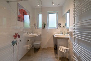 Haartrockner, Handtücher, Seife, Toilettenpapier