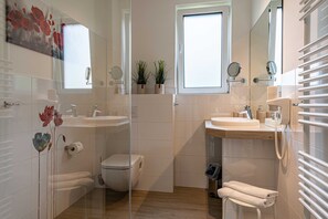 Haartrockner, Handtücher, Seife, Toilettenpapier