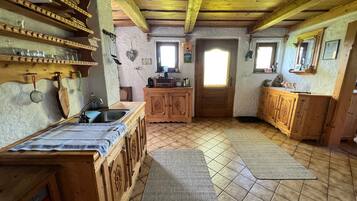 Een koelkast, een koffiezetapparaat/waterkoker