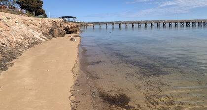 Beachside & Jetty View - Apt 4 (First Mate Apartment)