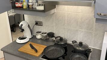 Jääkaappi, mikroaaltouuni, uuni, liesi