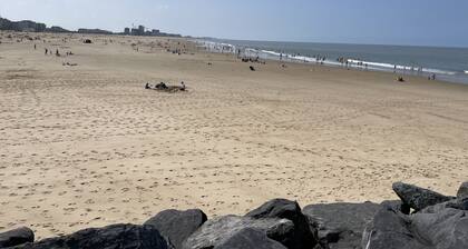 STUDIO -3pers- 50m van strand en ZEE overkant van ENSOR huis in het Centrum .