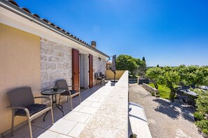 Outdoor dining - Pure relaxation - villa with pool for 6 persons (Bale)