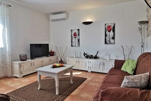 TV - Pure relaxation - villa with pool for 6 persons (Bale)