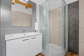 Douche, séchoir à cheveux, serviettes fournies