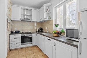 Kühlschrank, Mikrowelle, Ofen, Herdplatte