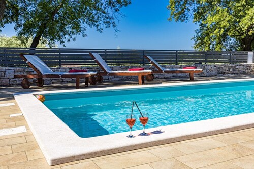 Pure relaxation - villa with pool for 6 persons