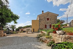 Property grounds - Pure relaxation - villa with pool for 6 persons (Bale)