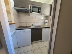 KĂŒhlschrank, Mikrowelle, GeschirrspĂŒler, Hochstuhl