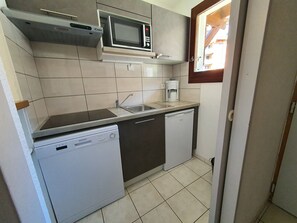 Refrigerador, microondas, lavavajillas y periquera