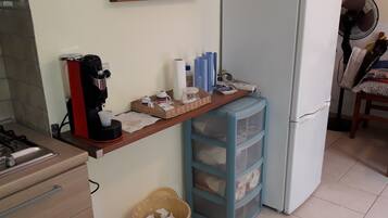 Frigorifero, microonde, piano cottura, macchina per tè/caffè