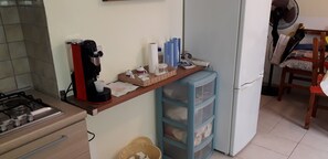 Frigorifero, microonde, piano cottura, macchina per tè/caffè