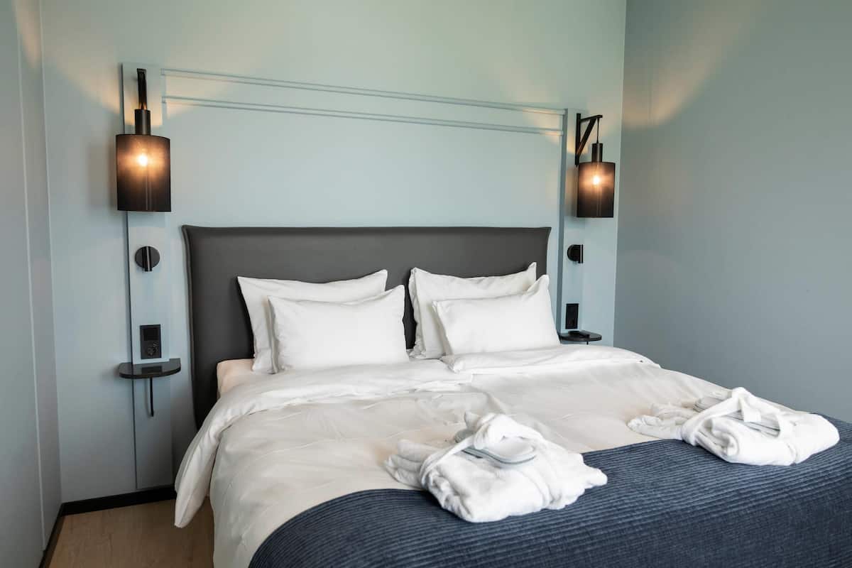 Suite, Non Smoking | Premium bedding, down comforters, memory foam beds, desk