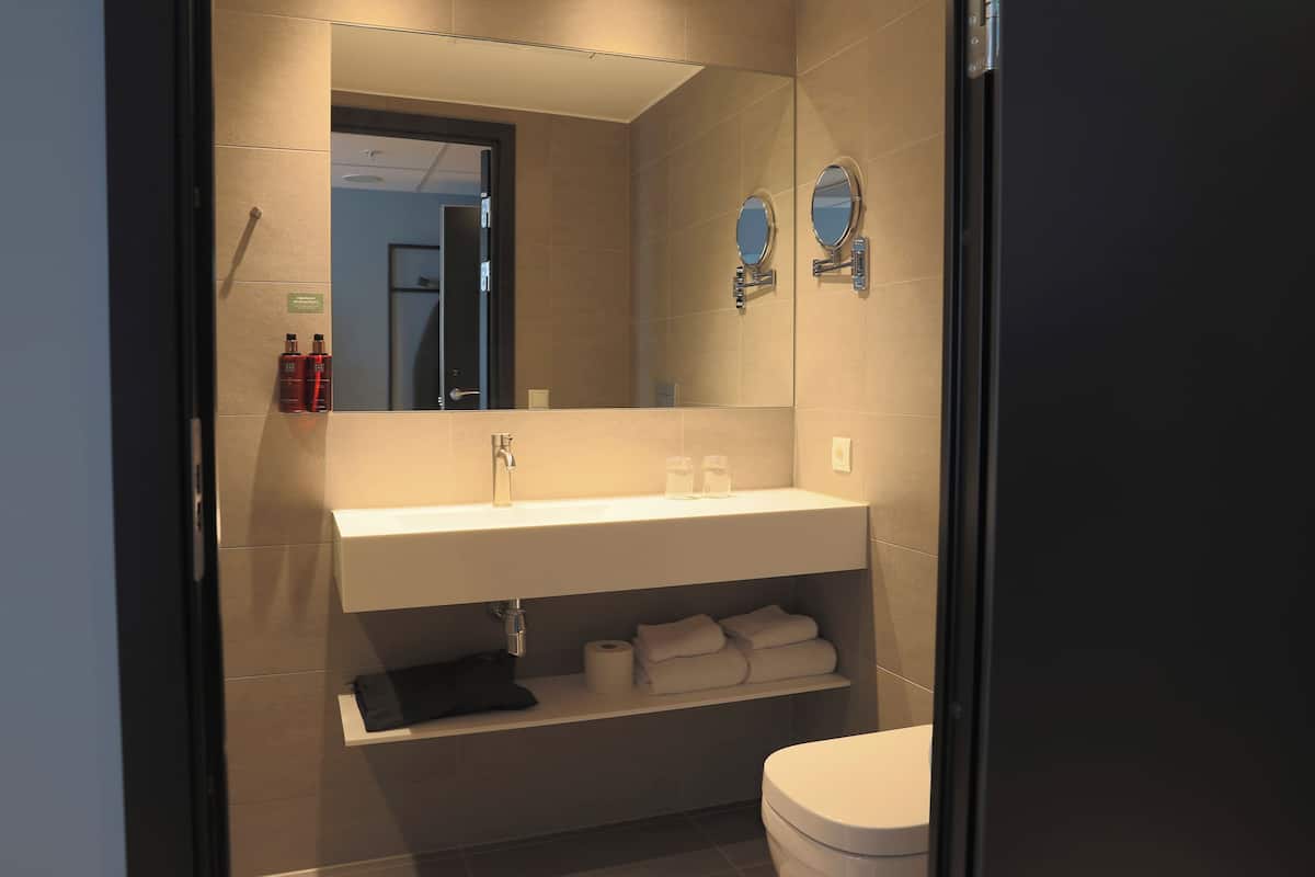 suite, non smoking | bathroom | shower, hair dryer, heated floors, towels