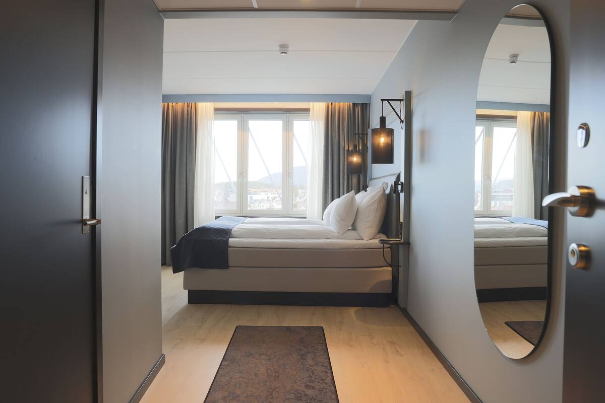 standard double room (king) | bathroom | shower, hair dryer, heated floors, towels