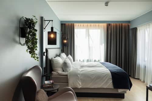 Kahden hengen superior-huone | Ylelliset vuodevaatteet, untuvapeitot, memory foam -patjalliset sängyt
