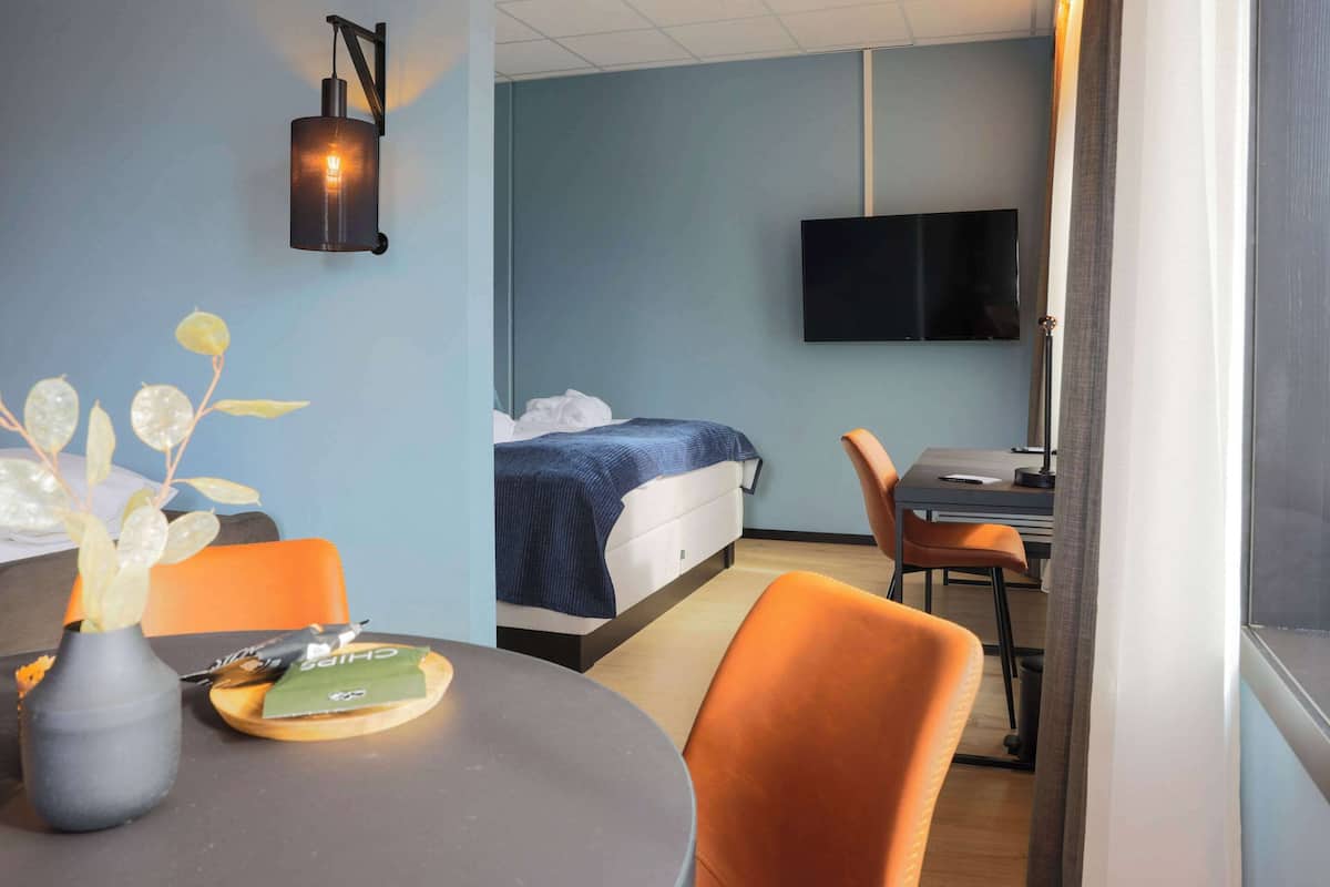Suite, Non Smoking | Premium bedding, down duvets, memory-foam beds, desk