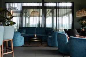 Breakfast and dinner served