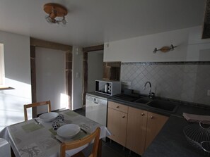 Geladeira, micro-ondas, lava-louças