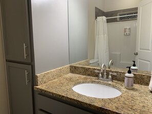 Duschwanne, Haartrockner, Handtücher, Seife