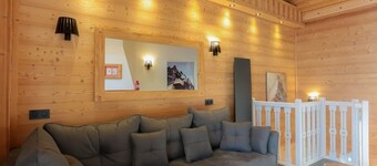 Charming Triplex Chalet in Val Thorens - 6 Guests, 2 Balconies, Fireplace, Ski-In/Ski-Out