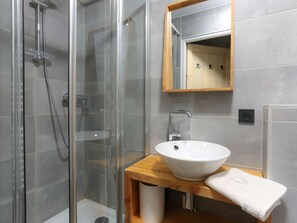 Toallas y papel higiénico