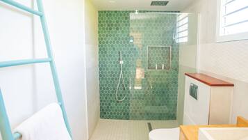 Douche, sĂšche-cheveux, serviettes fournies, papier toilette