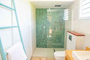 Dusche, Haartrockner, Handtücher, Toilettenpapier