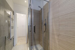Shower, hair dryer, bidet - GuestHost - Vatican Museums & Cyprus MM Apartment x7 (Roma)