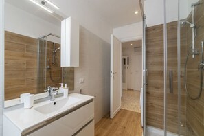 Regadera, secadora de cabello, bidet