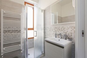 تجهيزات دش، مجففات شعر، مراحيض شطف، مناشف