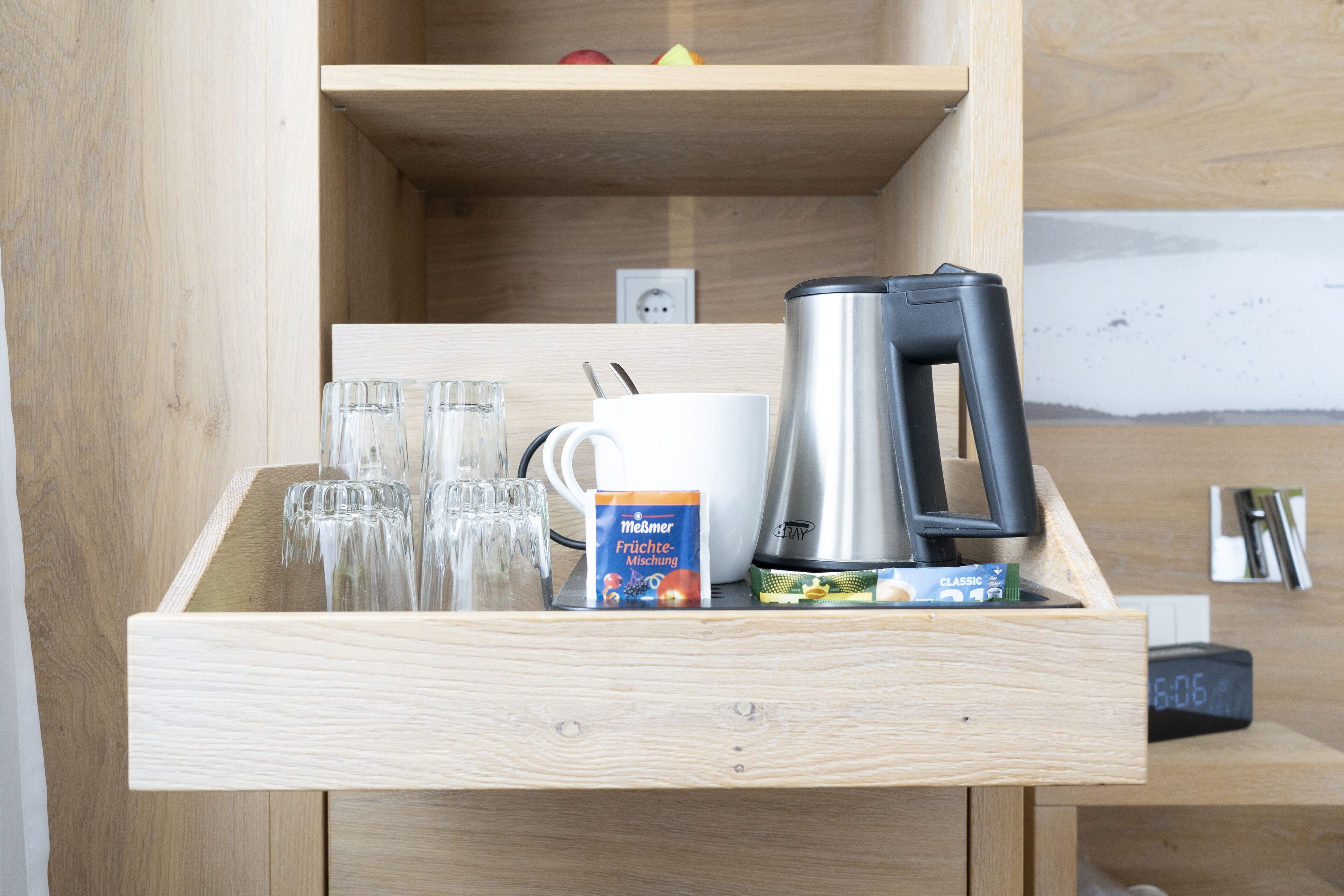 Minibar, caja de seguridad en la habitación y escritorio 