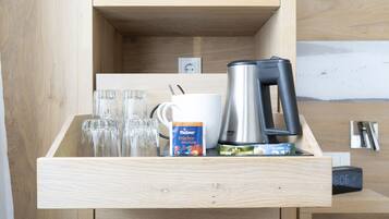 Minibar, caja de seguridad en la habitación y escritorio