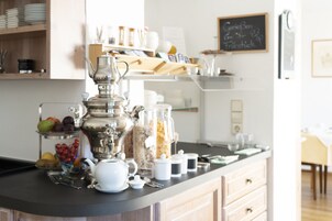 Desayuno con opciones de la cocina local incluido todos los días 