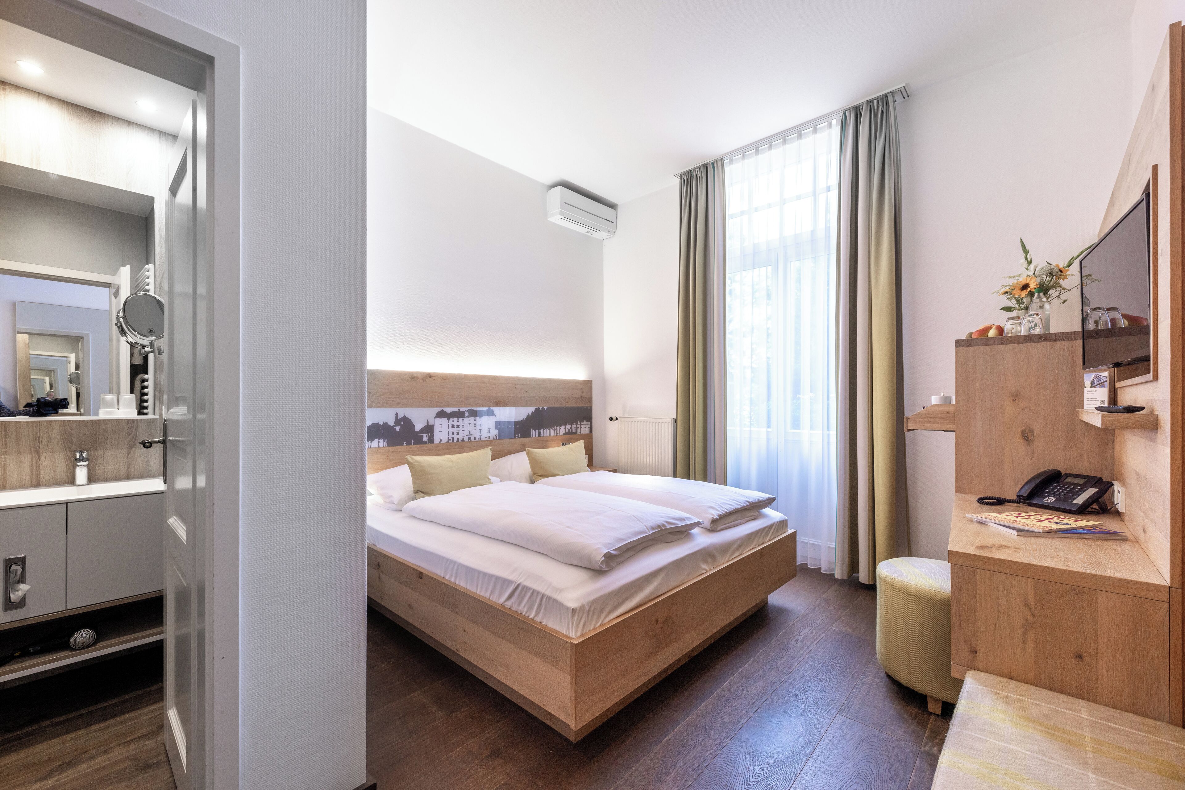 ميني بار وخزنة داخل الغرفة ومكتب ومساحة عمل للكمبيوتر المحمول